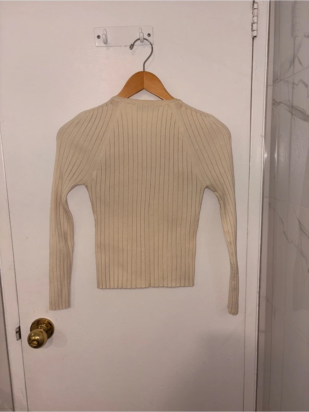 Zara Cream Ribbed V-Neck Sweater - Picture 2 of 2